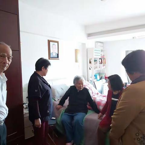 翠辉老协慰问社区老人