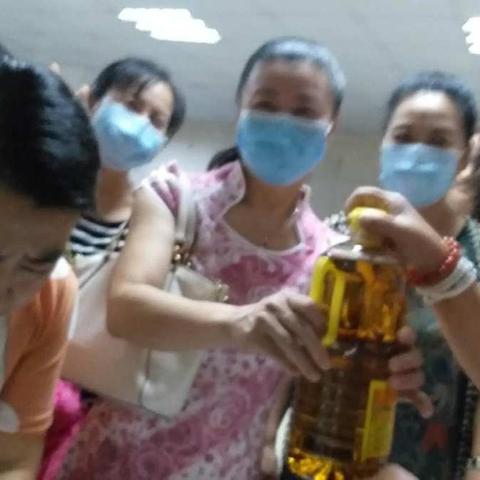 翠辉老协开展国庆、中秋“双节”慰问活动