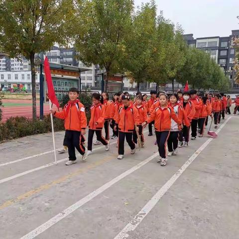 文昌苑小学组织的“雷锋志愿者服务活动”在老师们积极认真的组织下，顺利展开。