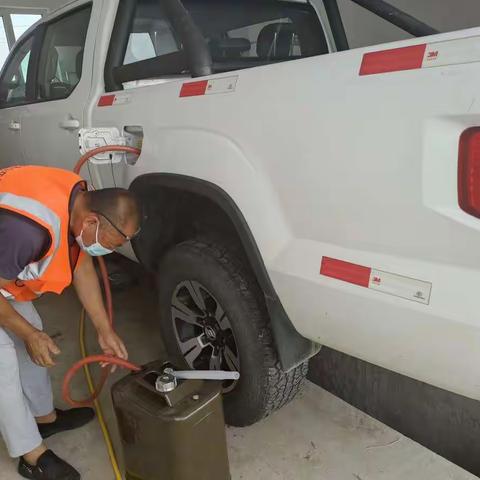 为民服务  为爱加“油”