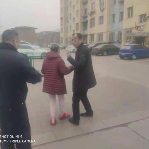 矿市镇派出所民警热心救助走失老人