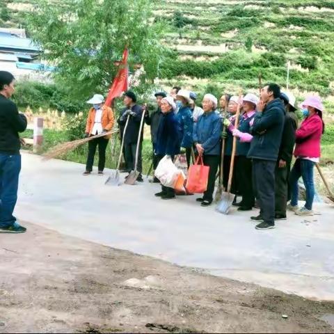 推进环境卫生整治，营造“山青,水美”生活环境