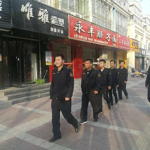 城区城管执法大队徒步巡查街道