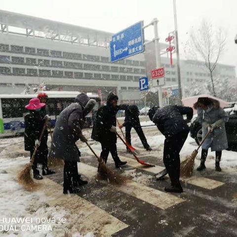 “情暖冬日   除冰铲雪”——   盘龙物业在行动
