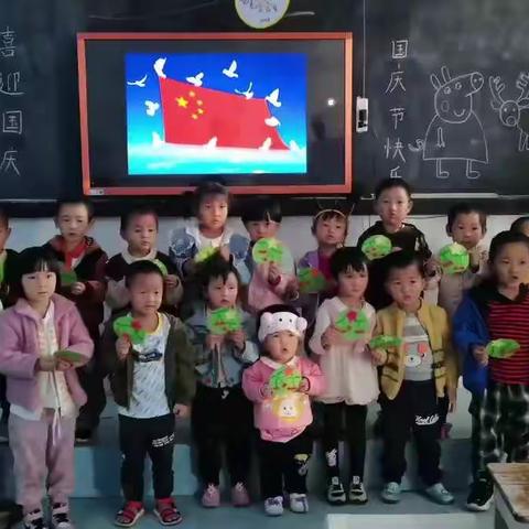 闪闪中国心、浓浓爱国情、通达乡中心幼儿园提前庆贺祖国72周年，生日快乐！