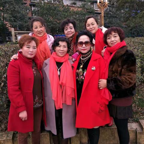 姐妹们欢聚在名门和橙果，乐山七界kTV