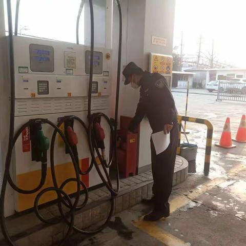 深入辖区加油站开展安全检查