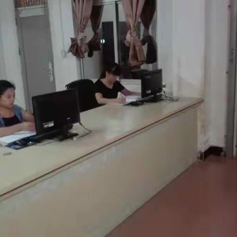 2017年9月5日，农业局工作人员晚上加班审核各镇农户合同档案