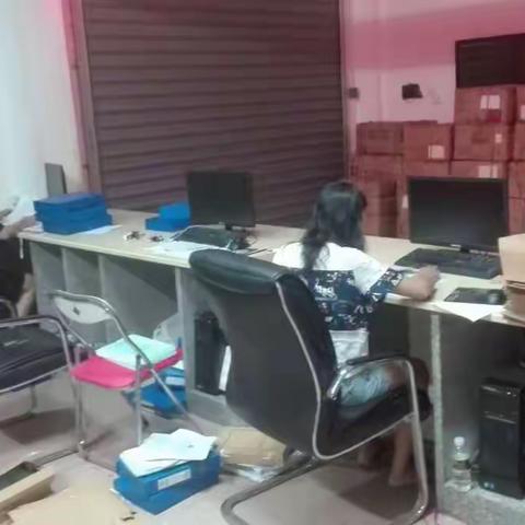 2017年9月13日，工作人员加班审核土地确权工作和完善贫扶档案