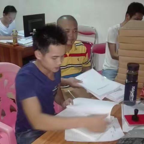 农村土地确权登记工作，农业局工作人员晚上加班审核各镇农户合同档案