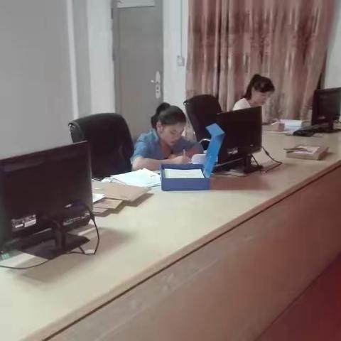 2017年9月6日，农业局工作人员晚上加班审核和舍镇农户档案材料