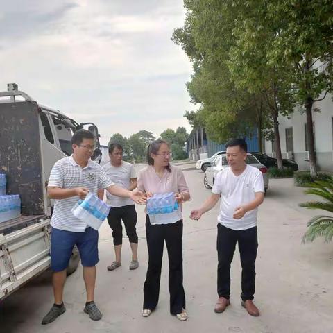 炎炎夏日送清凉，滴滴关爱暖人心