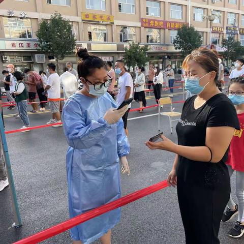 抓党建促基层治理能力——志愿者助力全员核酸检测
