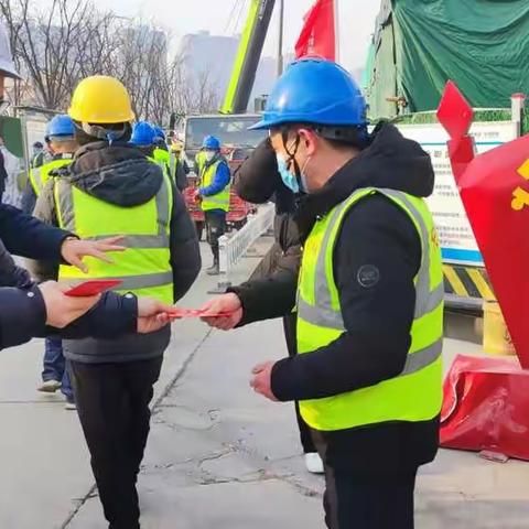 浐灞住建局副局长苏波和SPV公司领导来丝路项目慰问一线施工人员