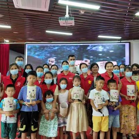 上李朗社区志愿者压花台灯DIY活动