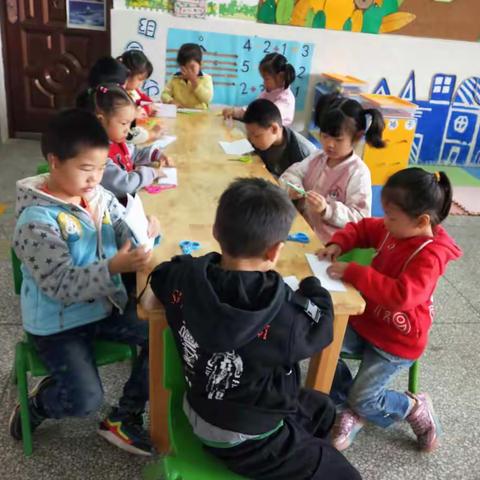 幼儿手工小制作在幼儿园已经成为一个必不可少的科目了。