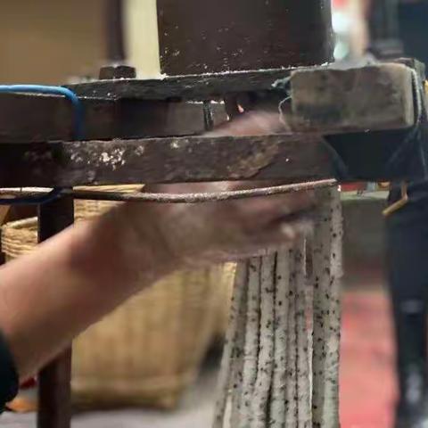 “年货赶集”手工制作——记东环小学2102班迎新年体验活动