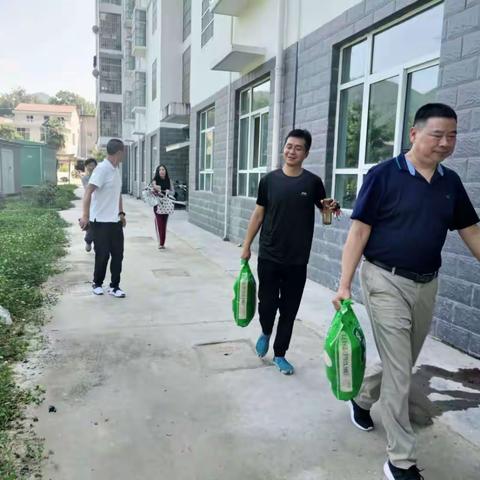 20200624县河镇红升社区慰问包抓户