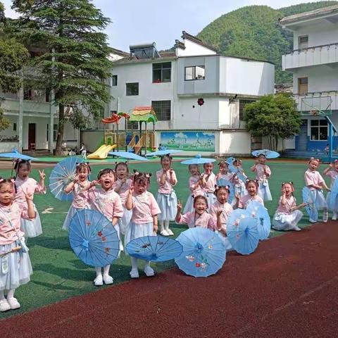 六一节目《雨中的小花伞》录制花絮（2）