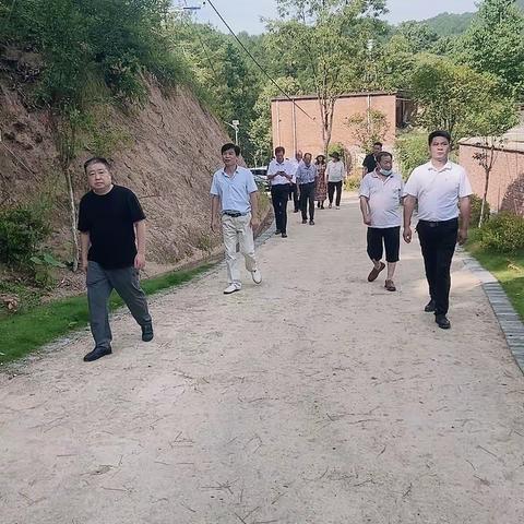 缅怀革命先烈，传承红色精神