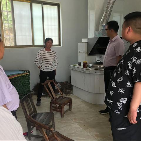 村两委干部走访贫困户