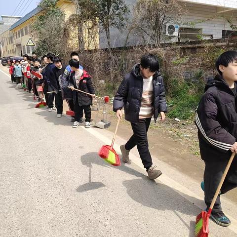 学雷锋 践行动 美化社区我先行