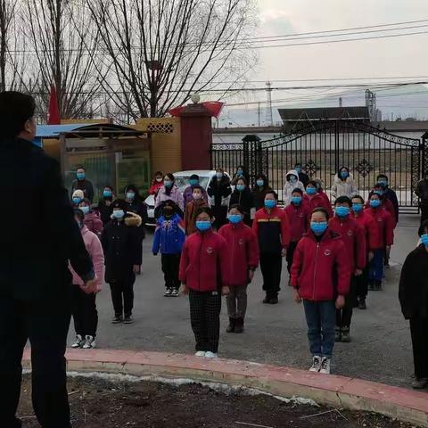 （平城九年制学校）生机勃勃展春意，雷锋精神暖人心