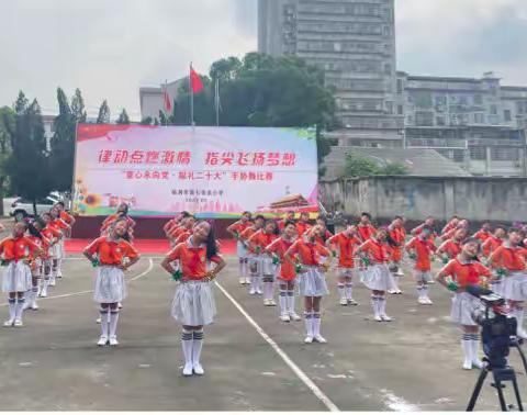 律动点燃激情 指间飞扬梦想     “童心永向党，献礼二十大”手势舞比赛 四（3）班纪实