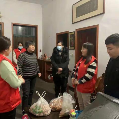 县儿童福利院到困难职工家庭送温暖