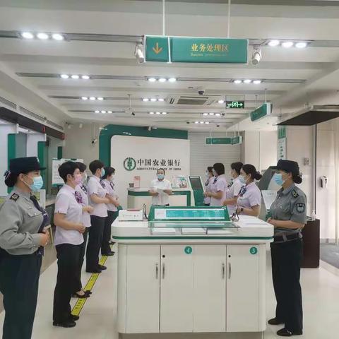 红山支行开展第四个管理人员网点服务体验日活动