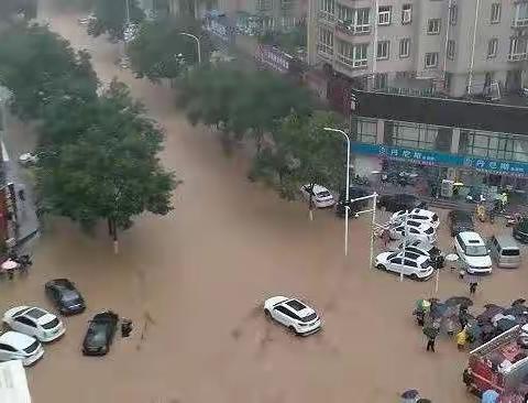 抗洪救灾你我他    雨水再大也不怕