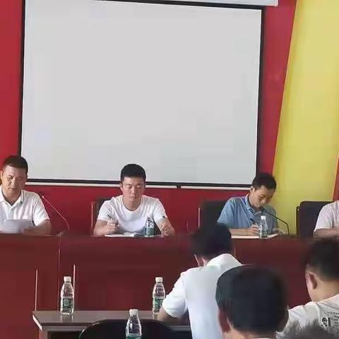 龙密村委会开展“听党话、感党恩、跟        党走”宣讲学习活动