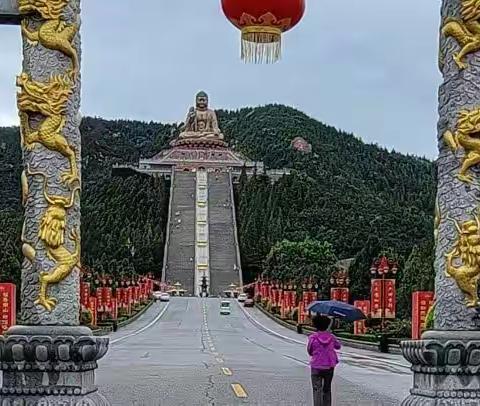 雨中赏美景，风度美人秀！