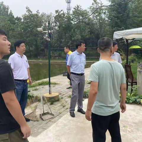 东大街道党工委书记带队组织各部门联合对秦保范围开展巡查