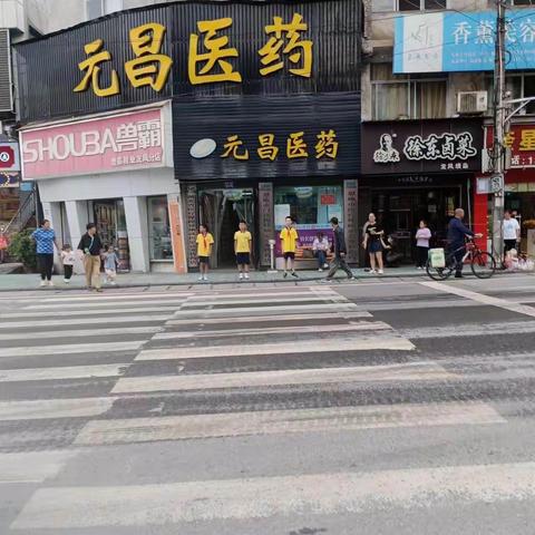 文明礼让斑马线                     ———— 龙凤镇中心小学天天向上中队        刘安然