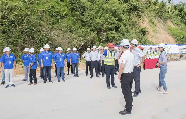 海南省交通厅海南省交建局慰问五指山隧道工程一线施工员工 摄影：朱建龙