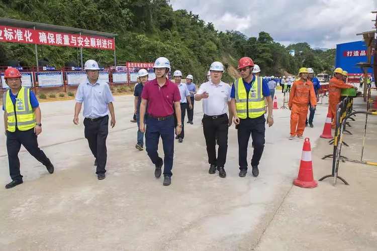 海南省交通厅海南省交建局慰问五指山隧道工程一线施工员工 摄影：朱建龙
