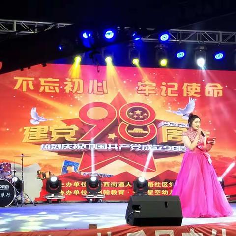 卫滨区铁西办事处人民西路社区举办了平安建设、扫黑除恶和反邪教文艺演出
