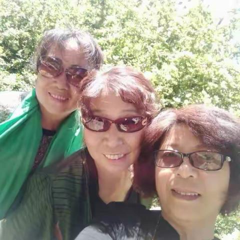 今天是个好日子，姐妹三人度过一个非常有意义的一天，卢姐的生日，在不知道的情况下，还这么开心