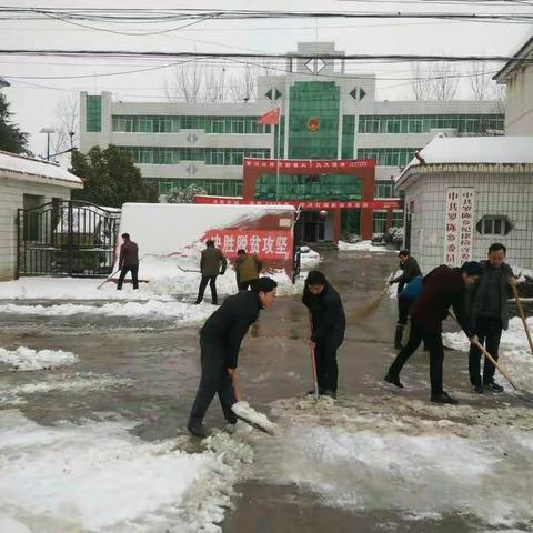 大雪初停晴方好，齐心协力铲雪忙！2018年1月28日起，罗陈乡乡、村两级上下一心，众志成城，破冰除雪，势在必行！