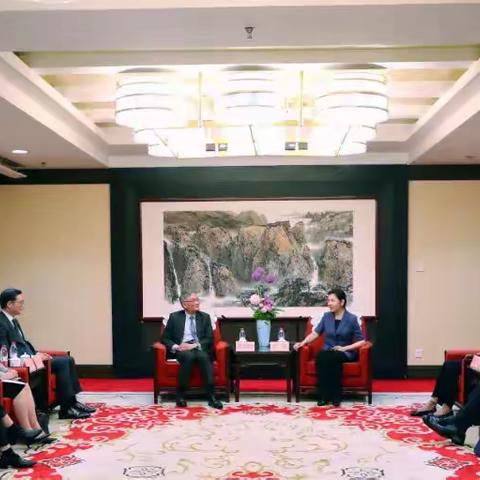 贺荣会见香港终审法院首席法官张举能