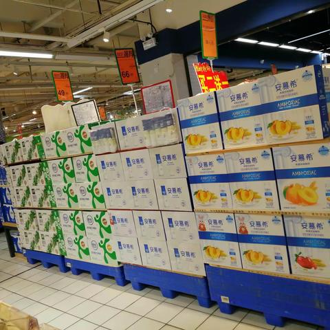 伊利水奶执行堆码陈列