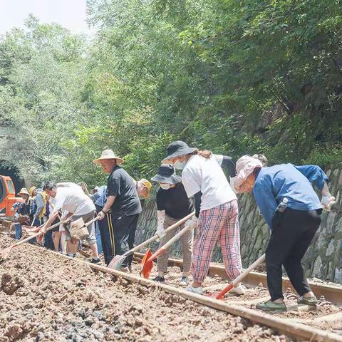 风雨中“铁脊梁”架起铁路安全桥