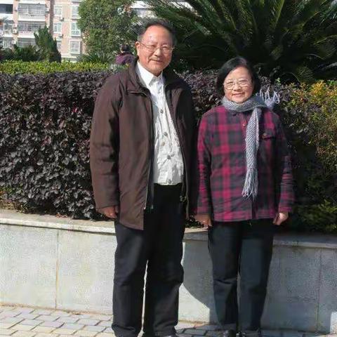 谨以此美篇：祝福刘老师黄老师中秋节快乐!福如东海！寿比南山！