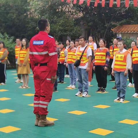 小星星幼儿园《消防在童心•安全护童行》亲子消防安全培训与演练活动。