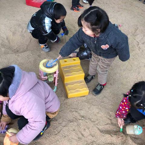 鱼邱湖街道中心幼儿园中一班《沙池记》