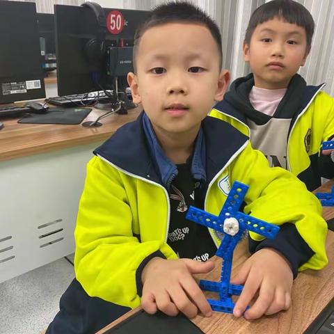 杉山学校乡村青少年宫机器人社团