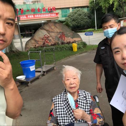 锦江东大街支行到成都市第一社会福利院为高龄老人开展上门服务