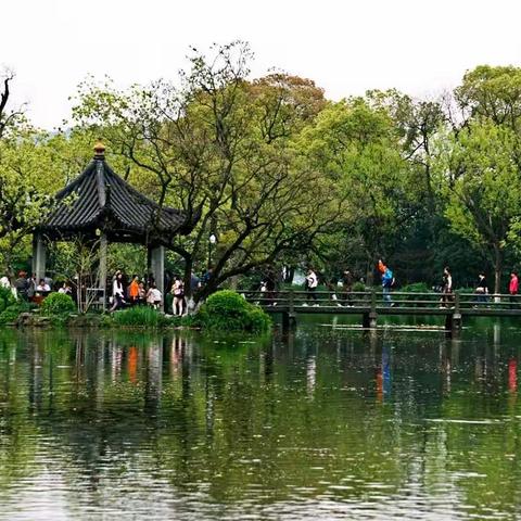 欲把西湖比西子，淡妆浓抹总相宜