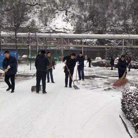 瑞雪纷纷至   扫雪筑平安—福龙煤化扫雪活动